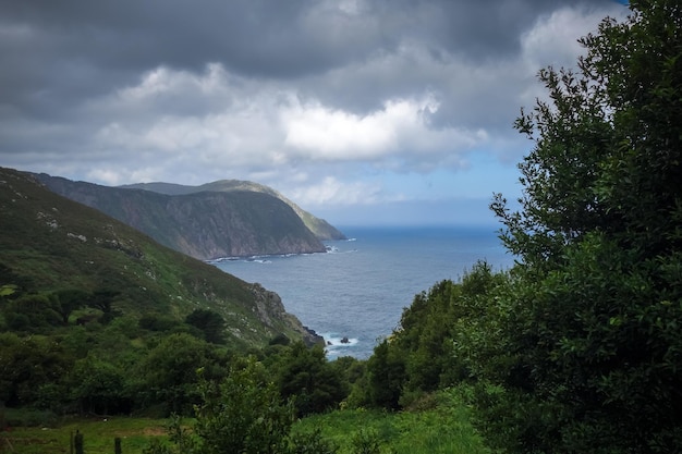 Vista para o mar e falésias na Galiza, Espanha