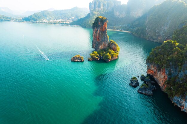 Vista para o mar e ilhas rochosas com um barco longtail