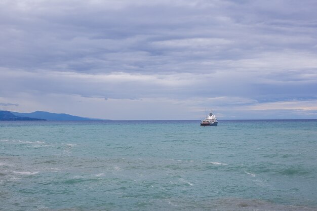 vista para o mar e montanhas antibes França com navio