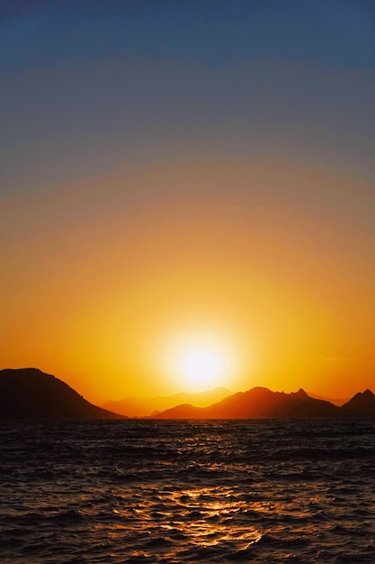 Vista para o mar e montanhas no Mediterrâneo ao pôr do sol viagens de férias de verão e destino de férias