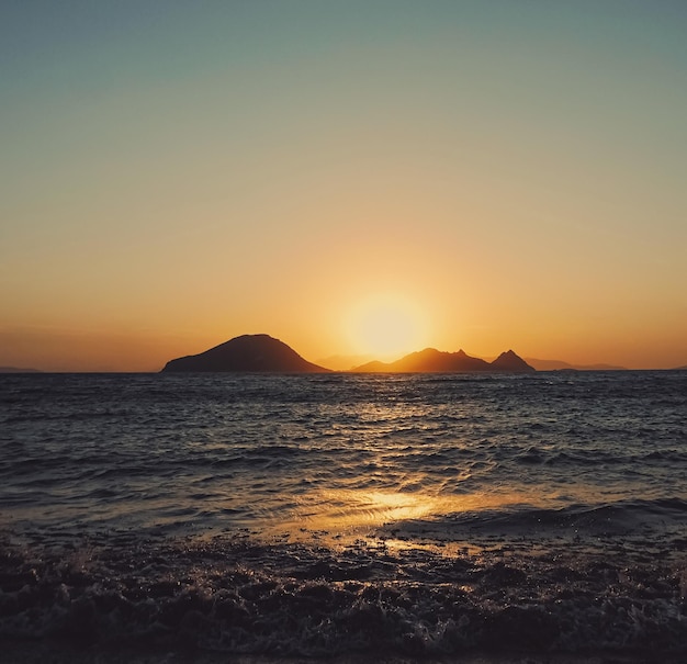 Vista para o mar e montanhas no Mediterrâneo ao pôr do sol viagens de férias de verão e destino de férias