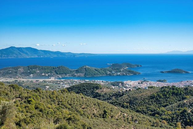 Vista para o mar Egeu, ilha de Skiathos, Grécia, verão de 2021
