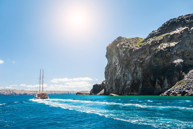 Vista para o mar nas ilhas gregas. Barco turístico no mar