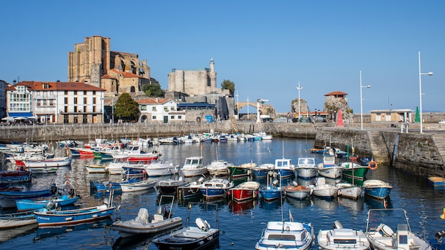 Vista para o porto e a cidade de castro urdiales em um dia ensolarado.