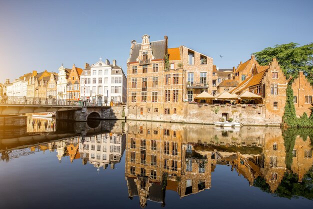 Vista para o rio com belos edifícios antigos e canal de água durante a luz da manhã na cidade de Gent, Bélgica