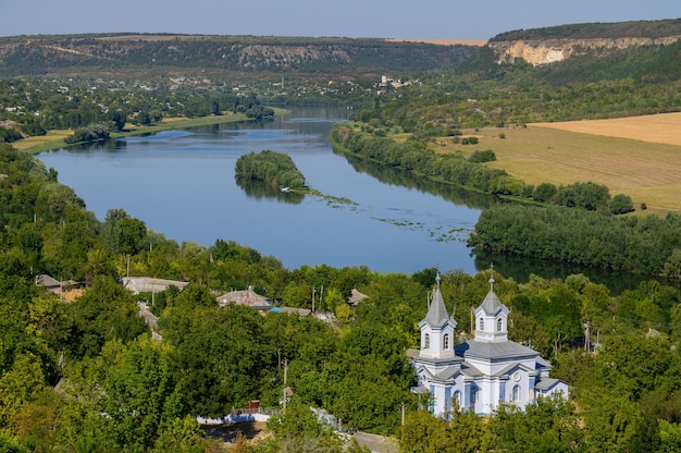 Vista para o rio Dniester da colina do topo da vila de Socola, Moldávia