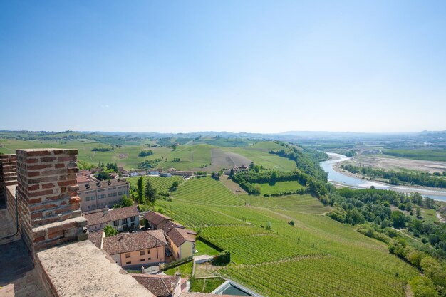 Vista para o rio Tanaro. Vinhas da região de Langhe, agricultura da Itália. Patrimônio Mundial da Unesco