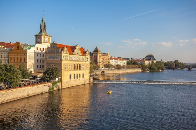 Vista para o Rio Vitava da Ponte Carlos em Praga, lindo dia de verão.