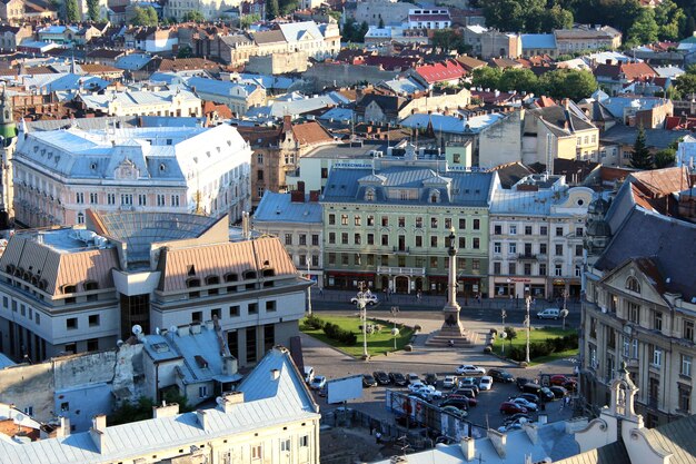 Vista para os telhados na cidade de Lvov e monumento de Adam Mickiewicz