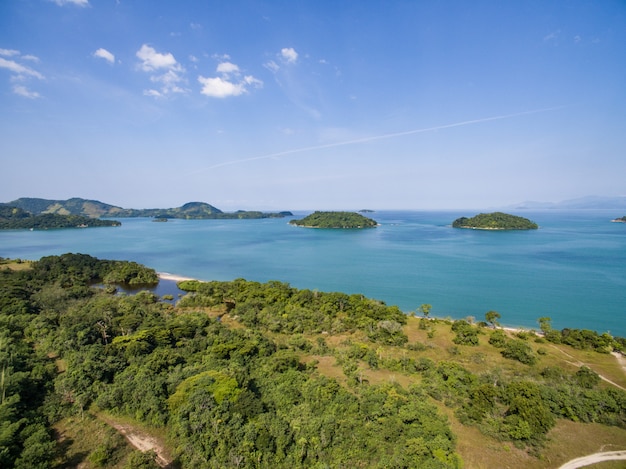 Vista para paraty, praia e oceano azul. floresta verde