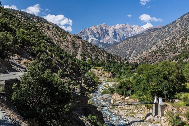 Vista para ponte, rio Bamboret e vale Kalash, Chitral, Hindukush, Paquistão