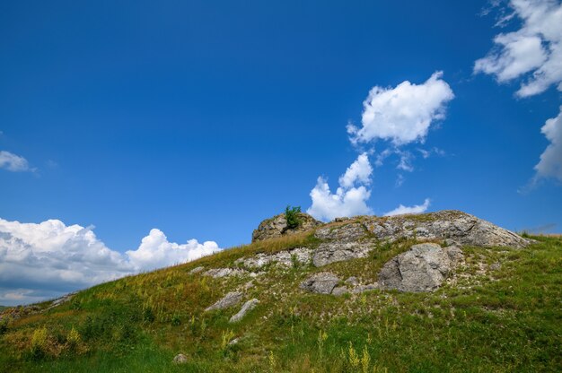 Vista para resíduos de rochas calcárias no norte da Moldávia