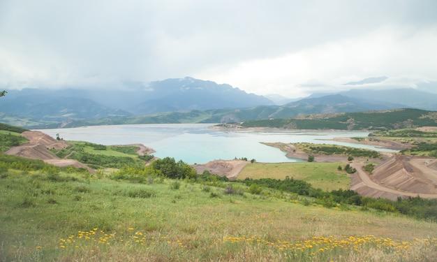 Vista para um lago com uma bela natureza.