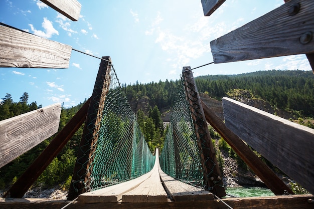 Foto vista para uma grande ponte suspensa no rio kootenai