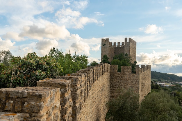 Vista parcial de la muralla del pueblo medieval de Obidos, Portugal.