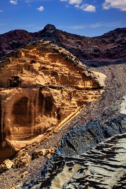 Vista de la pared rocosa del volcán Monte Nero en Linosa Sicilia