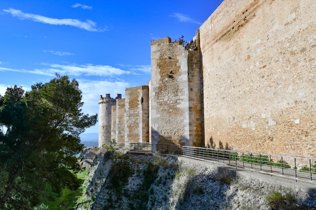 Vista de las paredes exteriores de un imponente castillo medieval de Lucera Se encuentra en Puglia en Italia.