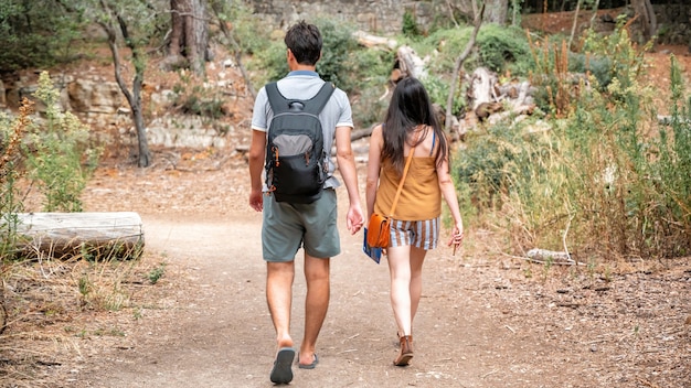 Vista de una pareja caminando en la isla de Sainte-Marguerite, Francia