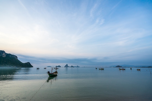 Vista del parque forestal Khao Ta Mong Lai con un barco en el mar