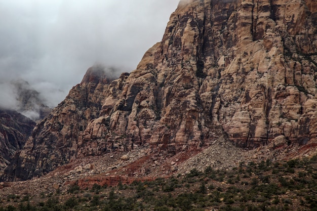 Vista del parque nacional del barranco rojo de la roca en el día brumoso en Nevada