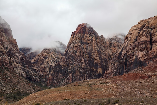 Vista del parque nacional del cañón rojo de la roca de la montaña en día de niebla.