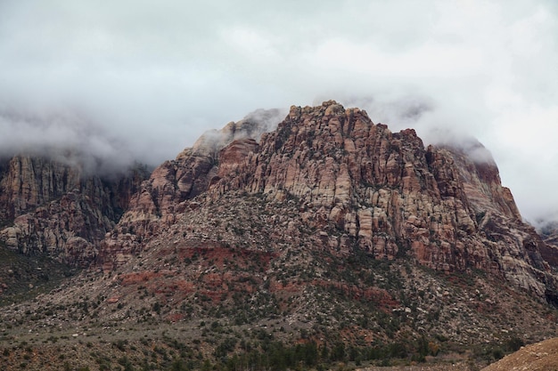 Vista del parque nacional Red Rock Canyon en Foggy Day en Nevada USA