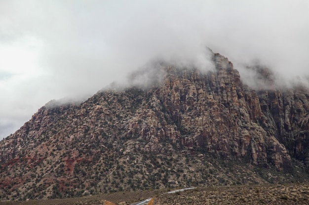 Vista del parque nacional Red Rock Canyon en Foggy Day en Nevada USA