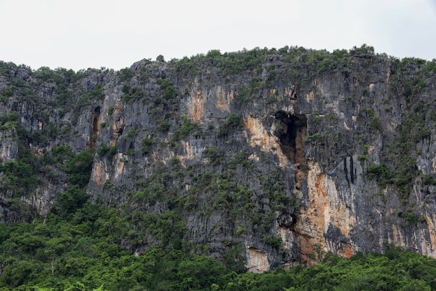 Vista del parque natural y de montaña en tailandia