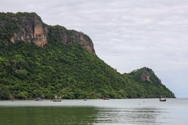 Vista del parque natural y de montaña en tailandia