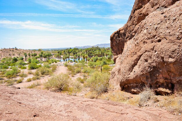 Foto vista del parque papago en phoenix, arizona desde la montaña del agujero en la roca