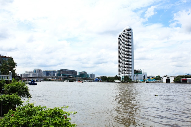 La vista desde el Parque Santi Chai Prakan. Atracciones en Bangkok