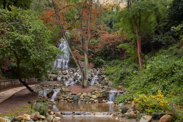 Vista del parque Yildiz con colores otoñales en Besiktas Estambul Pavos