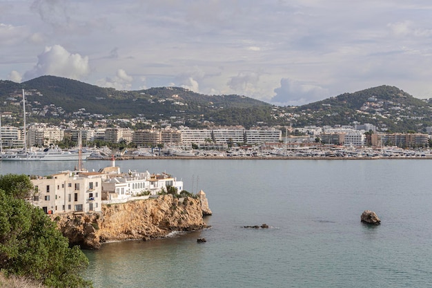 Vista desde la parte antigua de la ciudad de Ibiza su puerto