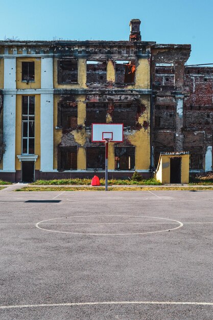 Vista de la parte superior de la escuela desde el campo deportivo