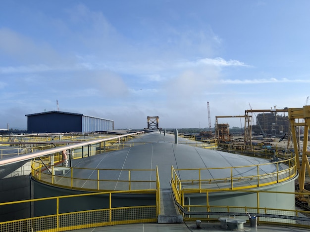 La vista desde la parte superior del tanque de almacenamiento de aceite de cocina y aceite de palma crudo