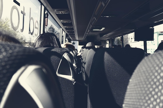 Foto una vista desde la parte trasera de un autobús turístico calificado con un filtro de procesamiento cruzado para aumentar el estado de ánimo