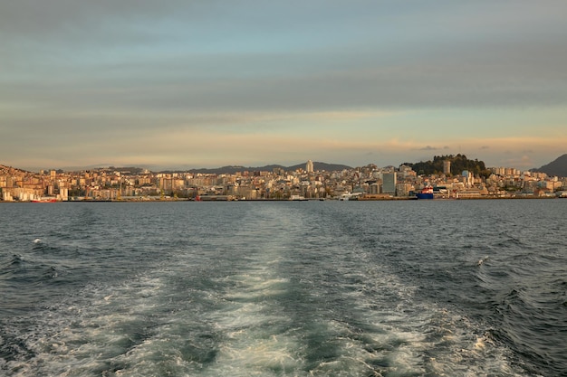 Vista de la parte trasera de un barco que se aleja del puerto de la ciudad de Vigo en Galicia España