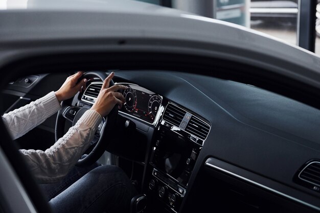 Vista de partículas del hombre en ropa formal que monta un coche nuevo.