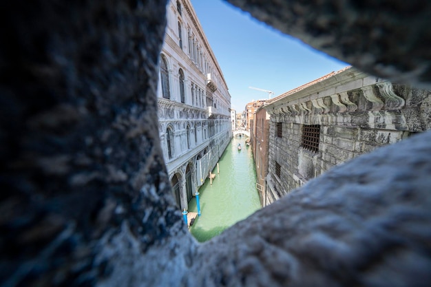 Vista desde el pasaje interior del puente de los suspiros de Venecia