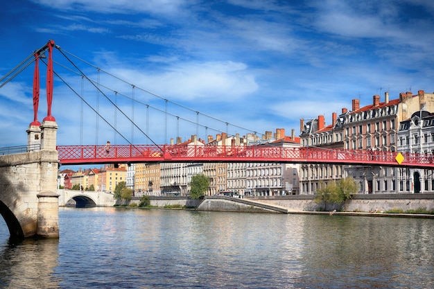 Vista de la pasarela roja en Lyon con el río Saona, Francia