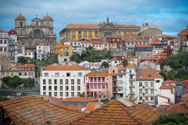 Foto vista del paseo marítimo de la ciudad vieja de oporto, con casas de colores, río duero y barcos