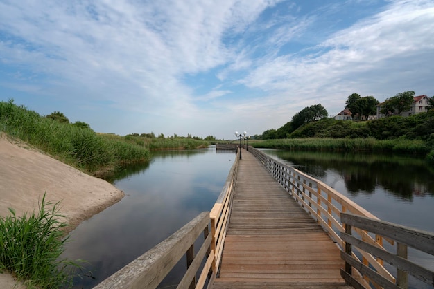 Vista del paseo marítimo en el pueblo de Yantarny a lo largo del Mar Báltico región de Kaliningrado Rusia