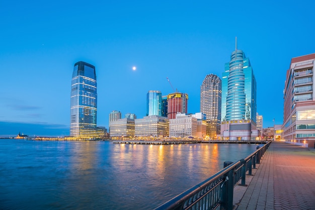 Vista desde el paseo marítimo del río Hudson en Jersey City