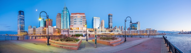 Vista desde el paseo marítimo del río Hudson en Jersey City