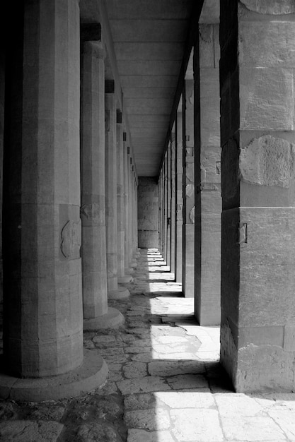 Foto vista del pasillo del edificio histórico