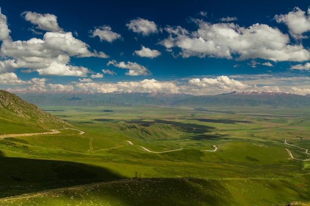 Vista desde el paso al valle verde y las montañas Kirguistán