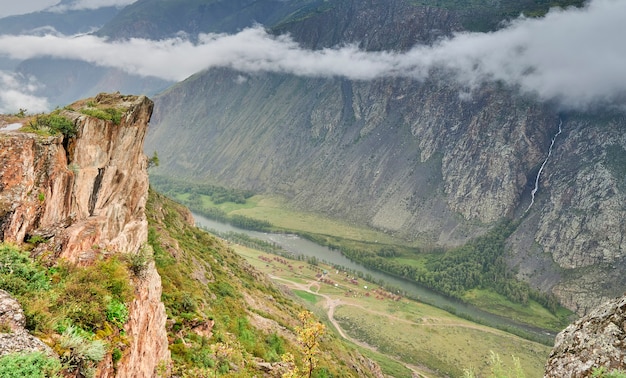 Vista desde el paso hasta la cascada que desciende hacia el valle del río.