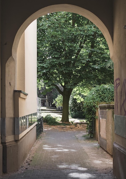 vista del patio a través del arco en Hamburgo Alemania