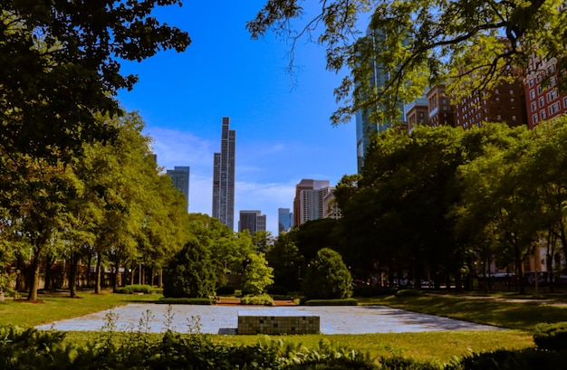 Foto vista peatonal del jardín del espíritu de la música en el parque grant