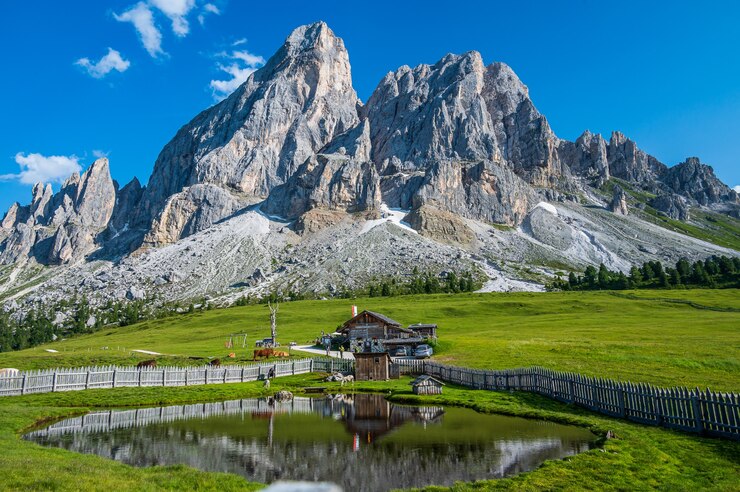 Foto vista del peitlerkofel (sass de putia), una montaña de los dolomitas en el tirol del sur, italia.